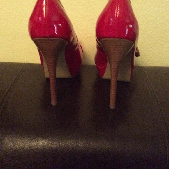 Guess WGCAYLEE NWOT High Heels Platform Shoese Bow Tie Accent Red Lacquer - Picture 3 of 5